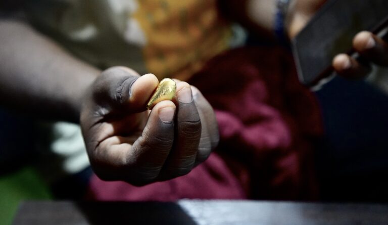 Pepite-d_or-tout-juste-raffinee-issue-d_une-mine-illegale-a-Kumasi